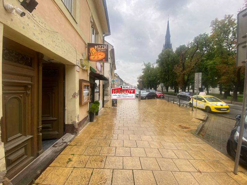Vchod priamo z chodníka Zimnej ulice
