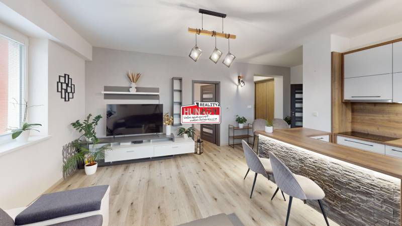 78-m-STYLOVY-3-IZBOVY-BYT-S-BALKONOM-Living-Room 1.jpg