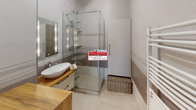 78-m-STYLOVY-3-IZBOVY-BYT-S-BALKONOM-Bathroom.jpg