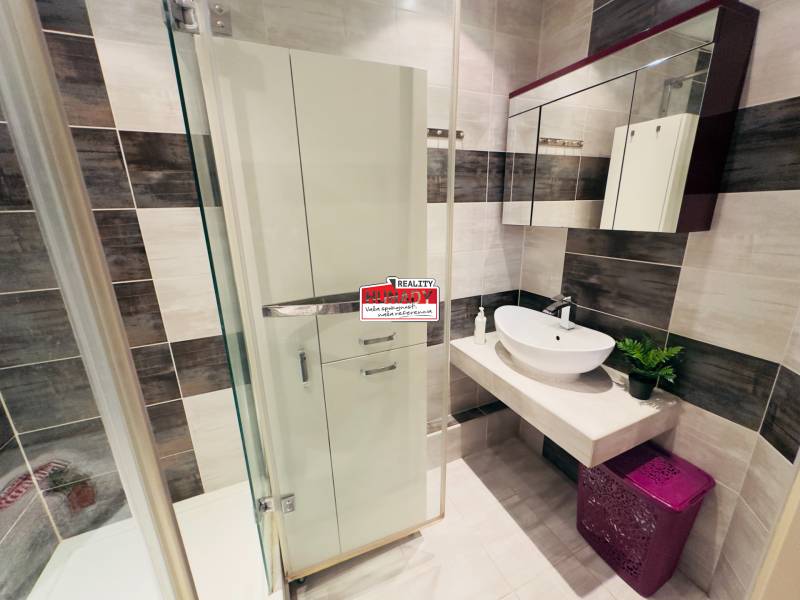 hladam najom Roznava.jpg